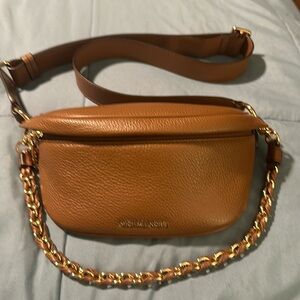 **NWOT**. MICHAEL KORS SMALL
SLATER SLING MESSENGER BAG